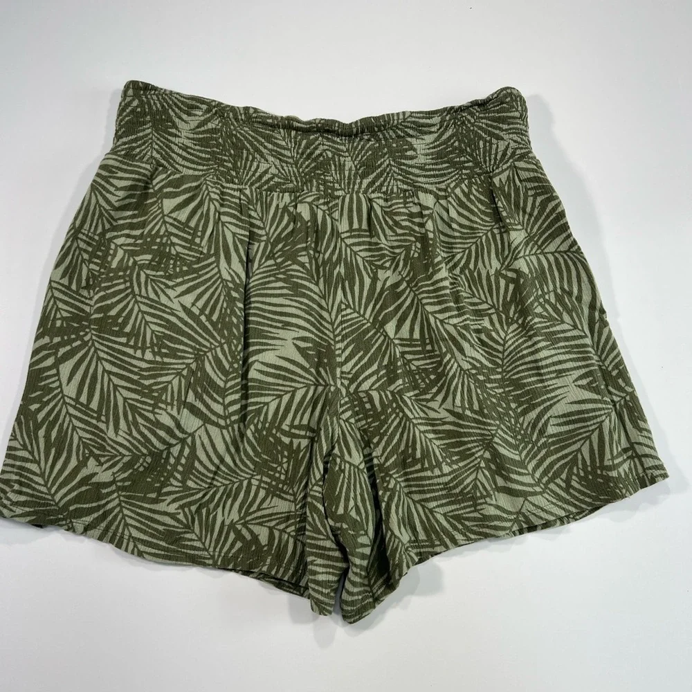 Three Dots Contrasting Sage Green Leaf Print Women's Rayon Shorts size L